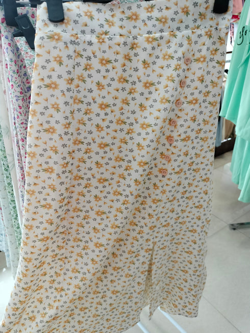 Floral Slit Skirts Embedded With Buttons